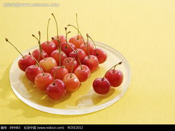 玻璃盘中的红樱桃 鲜艳欲滴的自然馈赠
